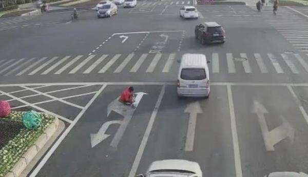 ▲江蘇連雲港一處路口經常塞車，男子火大乾脆自己畫車道。（圖／翻攝澎湃新聞）