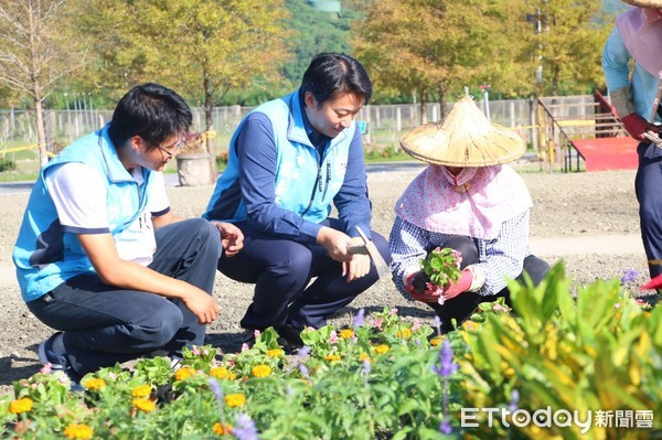 花蓮市國福養生園區的花海季節也即將到來，今年特別開放民眾報名參加「國福DIY種花活動」，市長魏嘉賢前往國福養生園區關心整地狀況，同時親自拿起花鏟體驗種花的樂趣。（圖／花蓮市公所提供）