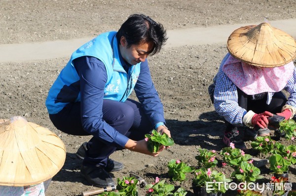 花蓮市國福養生園區的花海季節也即將到來，今年特別開放民眾報名參加「國福DIY種花活動」，市長魏嘉賢前往國福養生園區關心整地狀況，同時親自拿起花鏟體驗種花的樂趣。（圖／花蓮市公所提供）