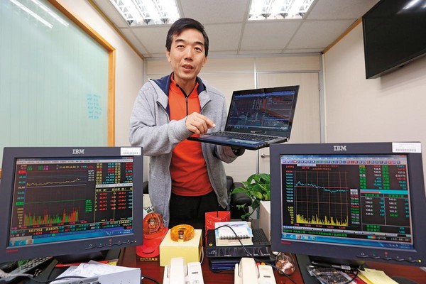 自營部主管出身的黃嘉斌能夠提早退休，靠的是能年賺2成的養股心法。