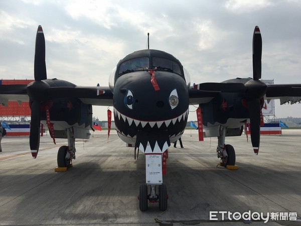 ▲▼S-2T「鯊魚機」正式除役，空軍水柱歡送。（圖／記者楊佳穎攝）