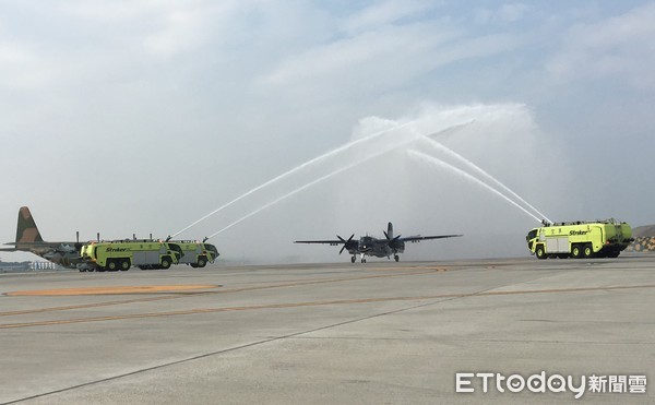 ▲▼S-2T「鯊魚機」正式除役，空軍水柱歡送。（圖／記者楊佳穎攝）