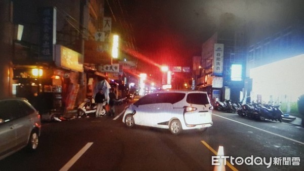 ▲呂姓男子酒後騎乘機車又違規超車不慎撞上左轉轎車。（圖／中壢交通分隊提供）