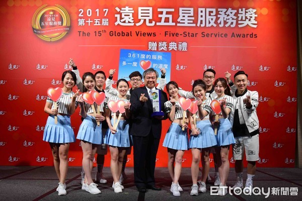 ▲▼台北富邦銀行以「361度的服務，多一度〝心〞的溫度」，榮獲《遠見》雜誌「第一線服務品質大調查」金融銀行類第1名，北富銀執行副總吳昕顥（中）與分行啦啦隊同仁，一起手比愛心感謝肯定。（圖／北富銀提供）