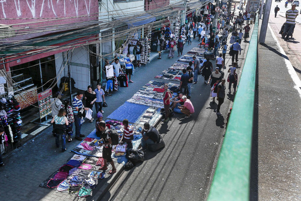 ▲▼ 巴西聖保羅街景，街道上攤販齊聚。（圖／達志影像／美聯社）