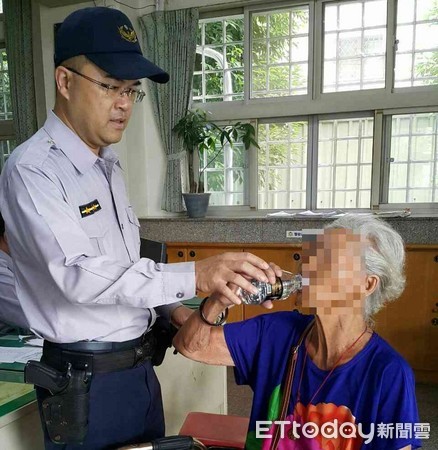 ▲82歲的王黃老婦人，被帶到警所休息安置，由員警照顧。（圖／警方提供）