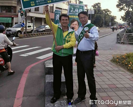 ▲台南市長參選人顏純左，1日清晨路口拜票時，有位熱情的民眾孫先生，主動加入站路口拜票的行列。（圖／顏純左提供）
