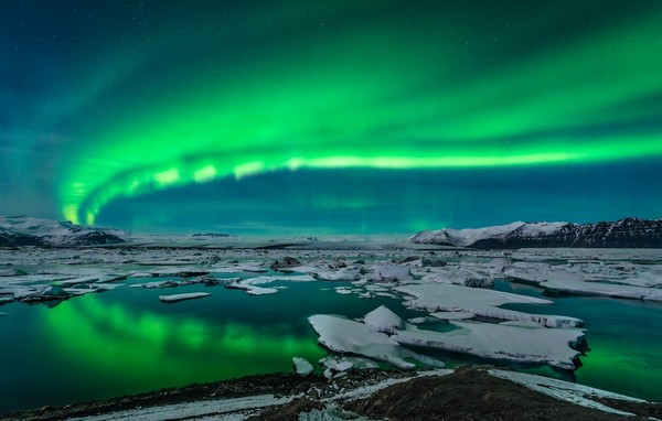 ▲入住玻璃屋、乘坐馴鹿雪橇展開一場北歐極光之旅。（圖／巨匠旅遊、shutterstock提供）