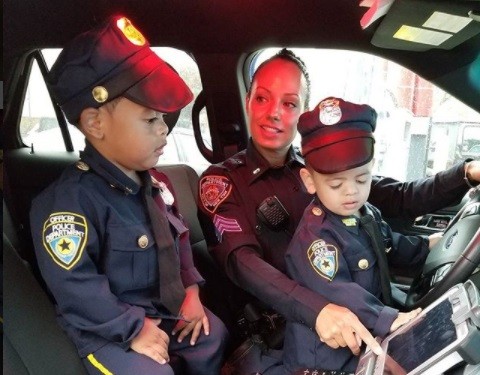 ▲雙胞胎在警察姐姐的帶領下參觀警車。（圖／翻攝自pair_up_instagram）