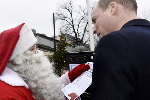 ▲▼英國威廉王子將喬治王子的信給芬蘭聖誕老人。（圖／路透社）