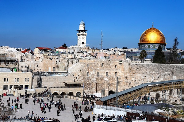 ▲耶路撒冷同時是猶太教、基督教與伊斯蘭教三大宗教的聖地。圖中可見猶太人的哭牆以伊蘭教的圓頂清真寺。(圖／達志影像／美聯社）