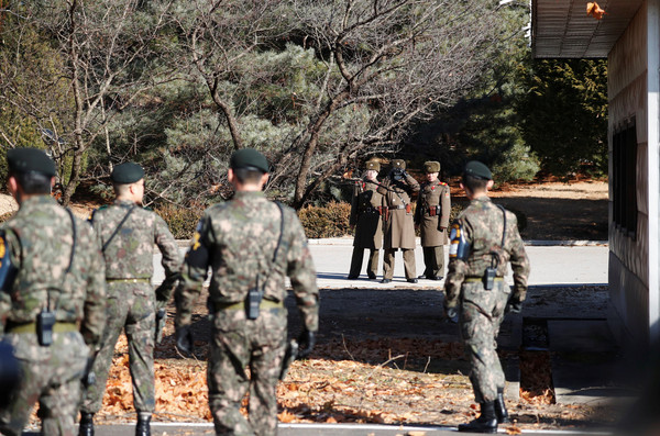 ▲▼南北韓軍人在板門店停戰區監視對方一舉一動。（圖／路透社）