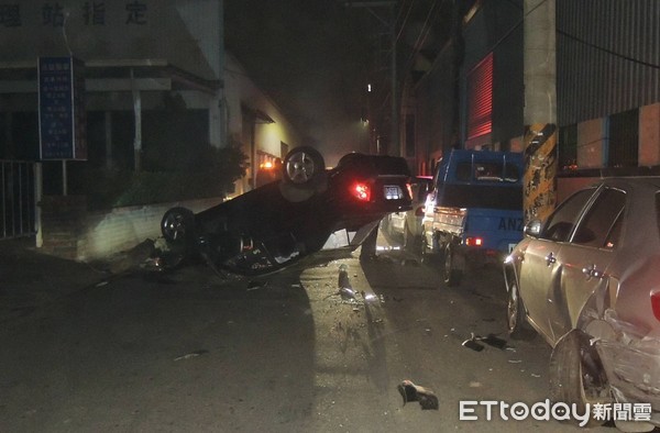 ▲27歲張姓男子駕駛自小客車，疑疲勞駕駛自撞停放在路邊的車輛而翻車，他肇事後逃離現場。（圖／記者林悅翻攝）