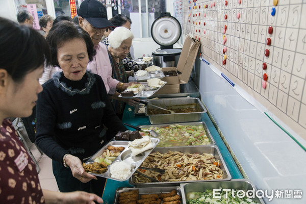 ▲▼ 每天約有50名長者在南機場樂活社區用餐。（圖／記者關卓琦攝）