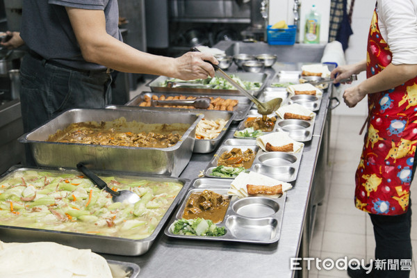▲▼ 每天約有50名長者在南機場樂活社區用餐。（圖／記者關卓琦攝）