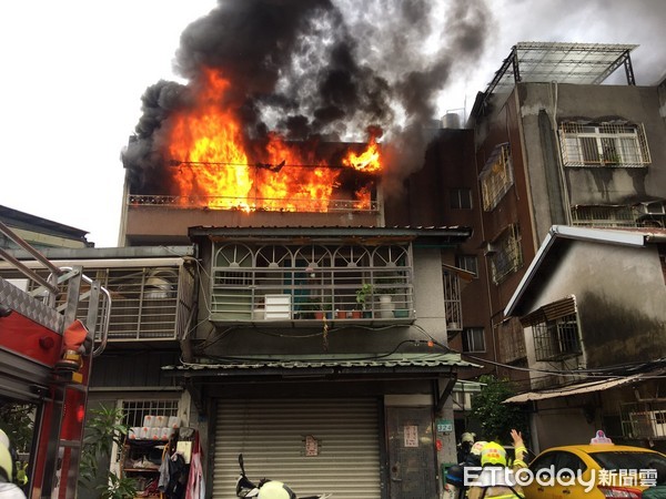 ▲▼北市萬華艋岬大道一棟民宅今天竄火舌。（圖／記者張曼蘋翻攝）