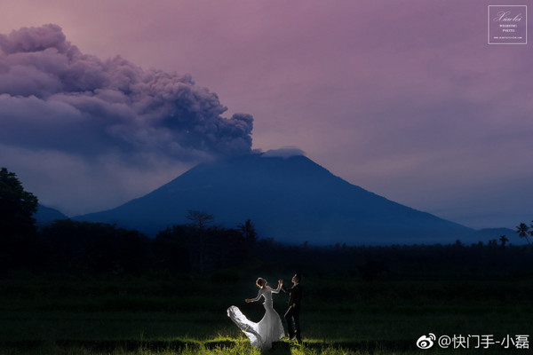 ▲▼ 中國情侶在阿貢火山附近拍攝婚紗照。（圖／翻攝快門手-小磊微博）