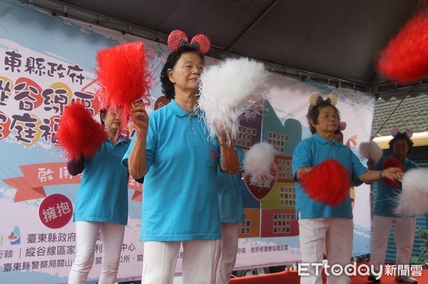 台東縣政府縱谷線區家庭福利服務中心揭牌啟用，縱谷地區鄉親及關懷據點特別以跳鼓陣等節目熱烈慶祝，表表達對縣府的謝意。（圖／台東縣政府提供）