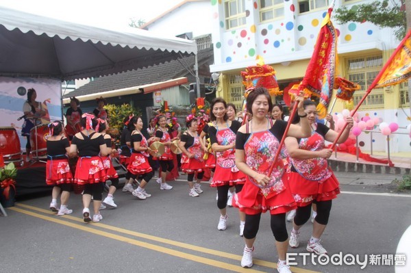 台東縣政府縱谷線區家庭福利服務中心揭牌啟用，縱谷地區鄉親及關懷據點特別以跳鼓陣等節目熱烈慶祝，表表達對縣府的謝意。（圖／台東縣政府提供）