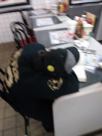 ▲ 鮑溫偷拍了睡著店員的背影。（圖／翻攝自Alex Bowen臉書）