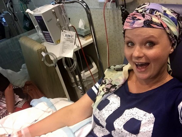 ▲▼ 英國蘇格蘭29歲羅倫（Lauren Knowles）2年前以為自己懷孕，卻意外子宮內是個致命癌症腫瘤。如今她不但走出傷痛，還順利生下一名女嬰，目前10個月大。（圖／翻攝自Facebook／Lauren Knowles）