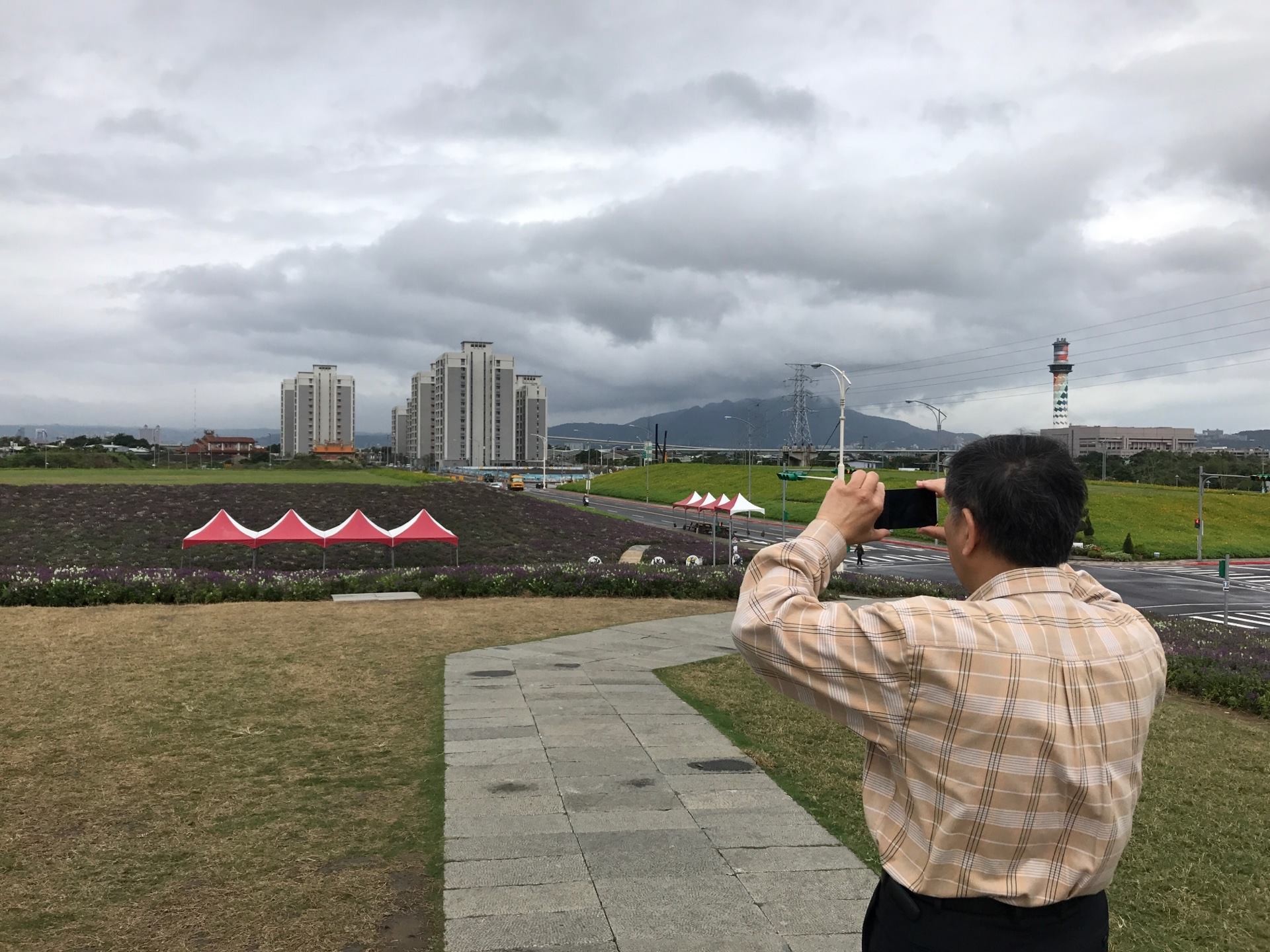 ▲台北市長柯文哲「一個人」的關渡花海。（圖／翻攝自柯文哲臉書）