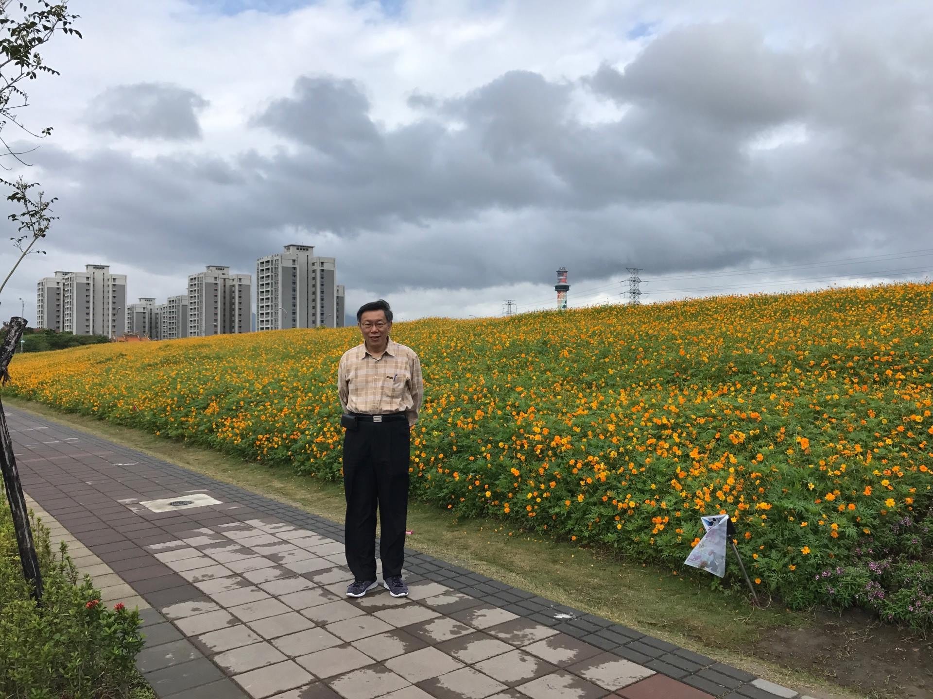 ▲台北市長柯文哲「一個人」的關渡花海。（圖／翻攝自柯文哲臉書）