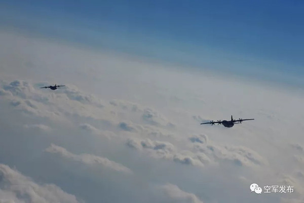 解放軍數架運-9運輸機從西部某機場出發，抵達南海某島礁進行空投演練，展示該機已全面形成戰鬥力。（圖／翻攝自微信公眾號「空軍發布」）