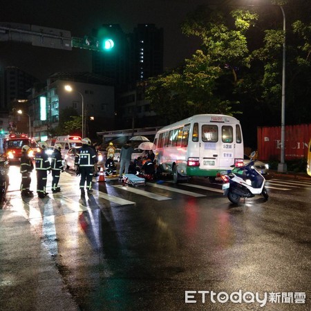 ▲▼內湖金龍路前發生公車與行人車禍，4歲男童與70歲伯命危送醫。（圖／記者張曼蘋翻攝）