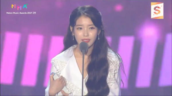 ▲2017MMA（MelOn Music Awards）頒獎典禮 年度專輯獎 IU。（圖／翻攝自MBC）