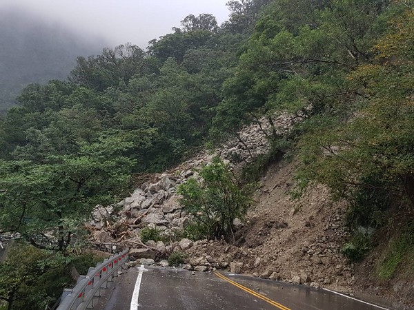 ▲▼宜蘭連續大雨造成土石鬆動，台9縣蘇花公路114.4公里處出現落石不斷，甚至出現40公尺長的土石坍方。公路總局預計，原預計早上8時通行將延後，最快今天下3時才能恢復通行。（圖／翻攝公路總局）