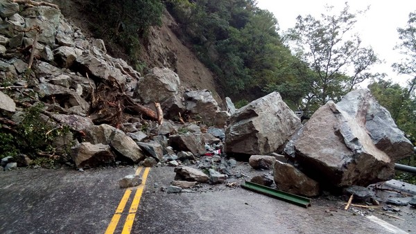 ▲▼宜蘭連續大雨造成土石鬆動，台9縣蘇花公路114.4公里處出現落石不斷，甚至出現40公尺長的土石坍方。公路總局預計，原預計早上8時通行將延後，最快今天下3時才能恢復通行。（圖／翻攝公路總局）