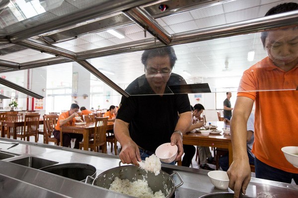 吳瑞雄想法前衛，不像一般的老闆，連中午吃飯都是自己打菜，也跟員工吃一樣的飯菜，同員工坐同一區域。