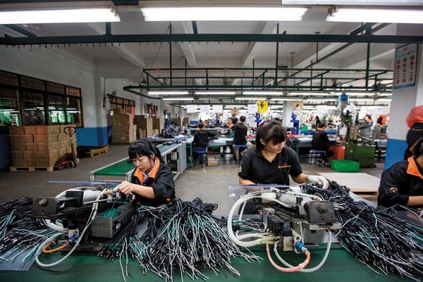 生產各式電源連接線的維熹，網站型錄上超過4,700種品項，屬勞力密集產業，圖為東莞廠，有98條生產線，該廠員工數就達2千人。