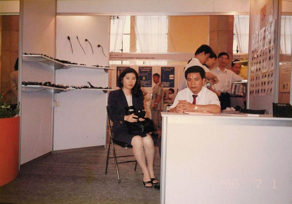 創業初期，吳瑞雄（前）靠著勤參展拉進國際性客戶，老婆施鳴季（左）也跟在先生旁邊幫忙推銷。（吳瑞雄提供）