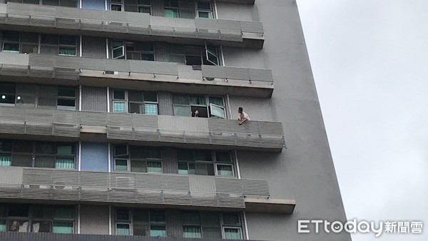 ▲男子在七張捷運共構大樓9樓試圖輕生，與警消對峙4小時。（圖／記者林煒傑翻攝）