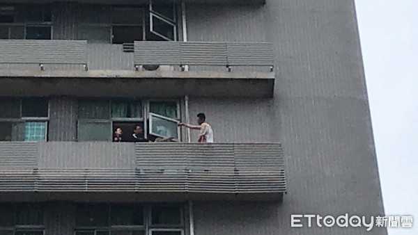 ▲男子在七張捷運共構大樓9樓試圖輕生，與警消對峙4小時。（圖／記者林煒傑翻攝）
