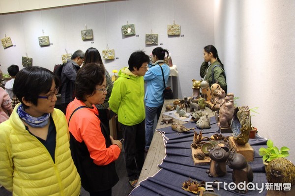 台東縣政府辦理國民中小學師生陶藝作品成果展覽，在國立台東生活美學館1樓實驗藝廊展出。參展單位包含縣內參與105學年度藝術深耕－陶藝課程計畫共47所國民中小學，從中選出近200件優秀師生作品盛大展出。（圖／台東縣政府提供）