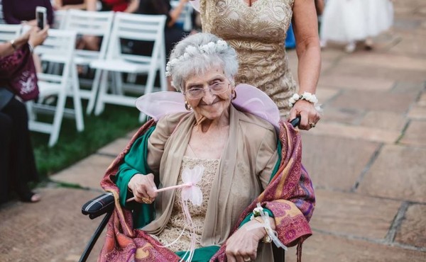 ▲▼87歲的奶奶多蘿西是花童。（圖／Lara Rose Photography授權提供，請勿隨意翻拍，以免侵權）