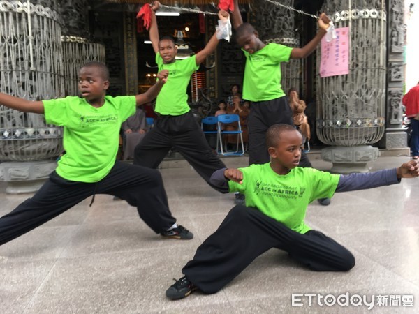 ▲非洲史瓦濟蘭兒童們表演武藝。（圖／記者林悅攝）