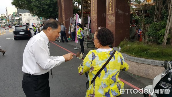 ▲台南市警白河分局長陳建民，親自向民眾進行交通宣導。（圖／警方提供）