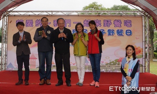 ▲桃園市新移民親子草地野餐日，分享家鄉美食分享愛。（圖／記者楊淑媛攝）