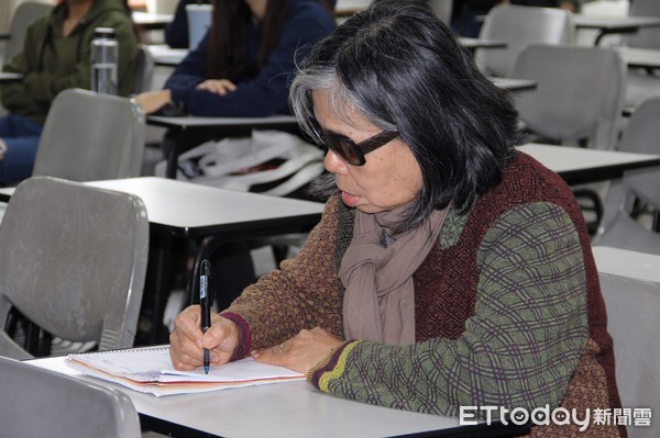 東華大學人文社會科學學院曾珍珍副院長12月1日於家中跌倒，頭部受創失血過多，意外往生，享壽63歲。在東華大學發起「春天讀詩 ． 讀楊牧」等活動，帶動校園的文藝氣息，留給學生永恆的回憶與學術典範。（圖／東華大學提供）