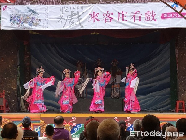 花蓮縣玉里鎮106年度收冬戲-來客庄看戲，在春日五穀宮戶外廣場登場，結合客委會的客家大戲，讓民眾熱情參與用親身體驗，發掘潛藏的在地特色。（圖／玉里鎮公所提供）