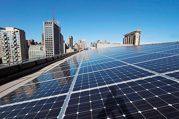 2025非核家園目標明確，賴揆將再生能源寄望在太陽能與風力，其中太陽能已經盤點空地並推出綠能屋頂政策。（翻攝台中市政府新聞局）