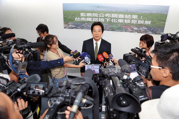 賴清德在台南市長任內因南鐵東移案飽受抨擊，他上任後宣示將針對環評法進行修正，確保重大建設案不會因為冗長的環評程序無限期停擺。（台南市政府提供）
