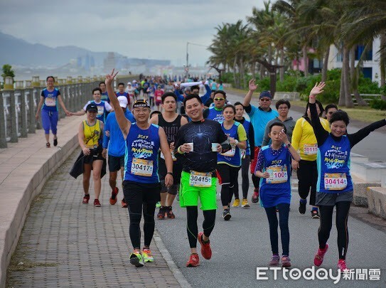 花蓮市2017太平洋縱谷馬拉松清晨從美崙田徑場熱力開跑，5500多名選手在台灣最美的193縣道出發，沿著兩潭自行車道一路往南，以步伐看見花蓮美麗的山海。（圖／花蓮市公所提供）