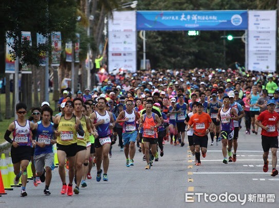 花蓮市2017太平洋縱谷馬拉松清晨從美崙田徑場熱力開跑，5500多名選手在台灣最美的193縣道出發，沿著兩潭自行車道一路往南，以步伐看見花蓮美麗的山海。（圖／花蓮市公所提供）