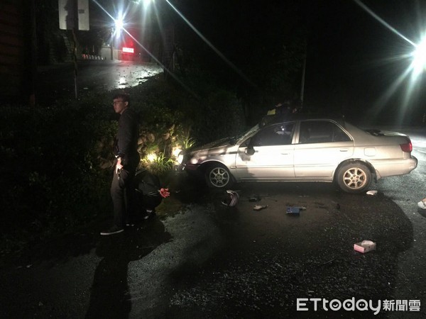 ▲▼台北市文山區有民眾車被偷、車上放著的信用卡也被拿去盜刷，警方展開追緝。為了躲避警方追緝，林嫌開著偷來的轎車，往山區逃逸，卻在路途中失控翻車，與另一名蔡姓毒犯一同被逮。（圖／記者楊佩琪翻攝）