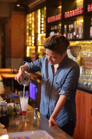 吳琇愉擁有近10年調酒師經驗，喜歡鑽研混調，創作獨家酒單。
